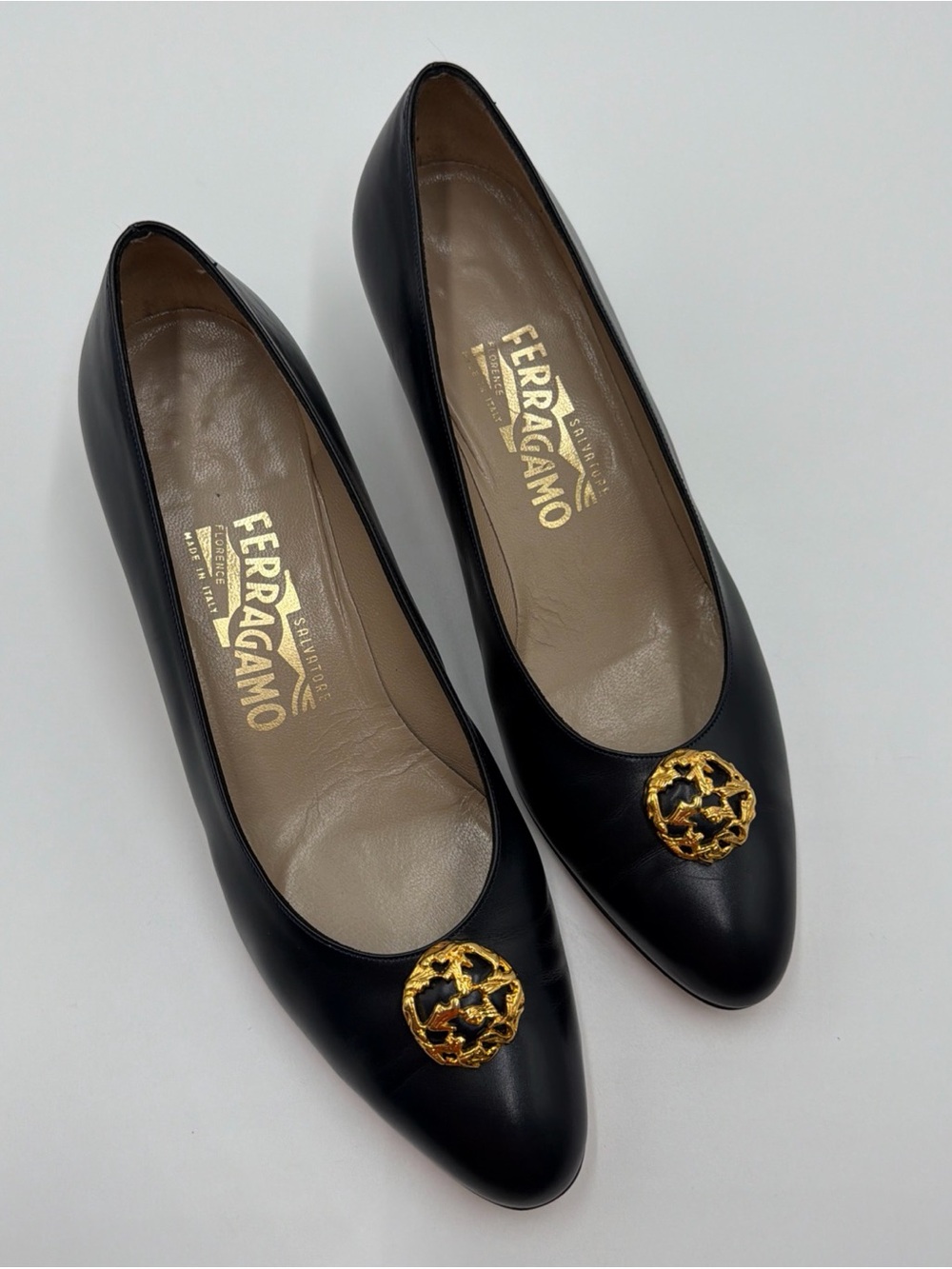 VTG Salvatore Ferragamo Navy Leather Medallion Pumps Low Heel Italy Size 8.5